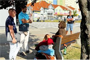 Okupují veřejné lavičky, zákon však neporušují. Pomoc nabízí sociální odbor