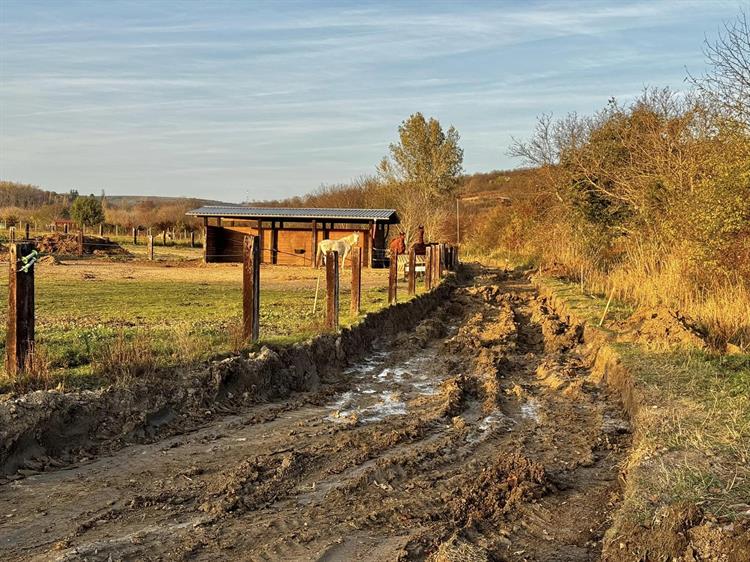 Začala i stavba nové silnice u Valkýry.