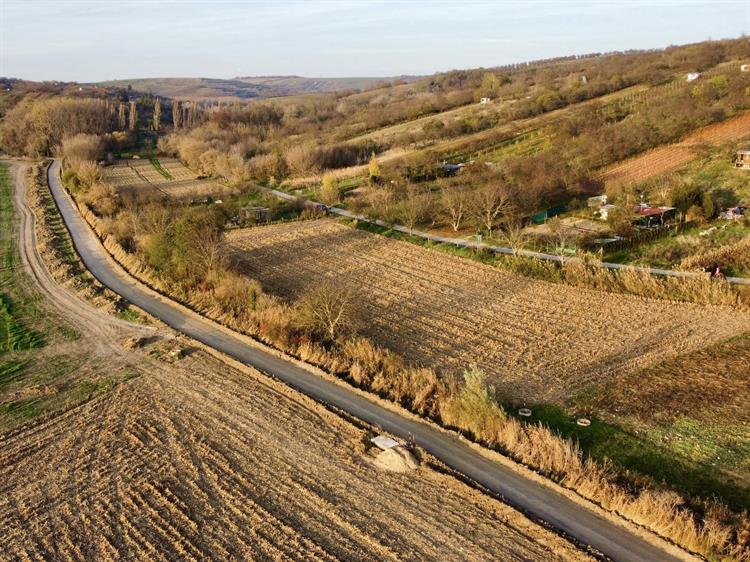 Začala i stavba nové silnice u Valkýry.